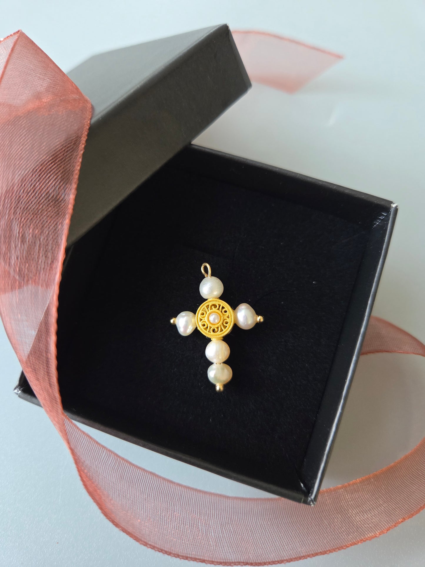 Croix blanche cœur rond