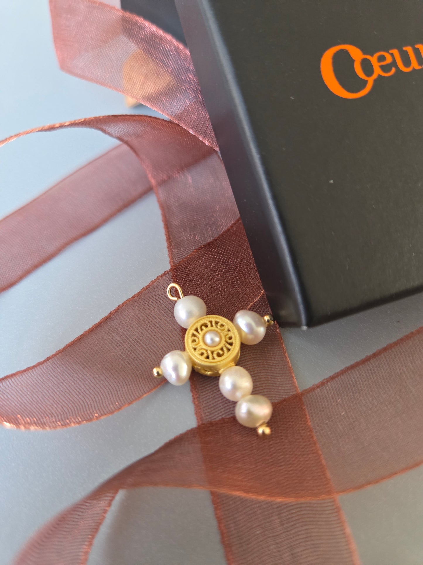 Croix blanche cœur rond