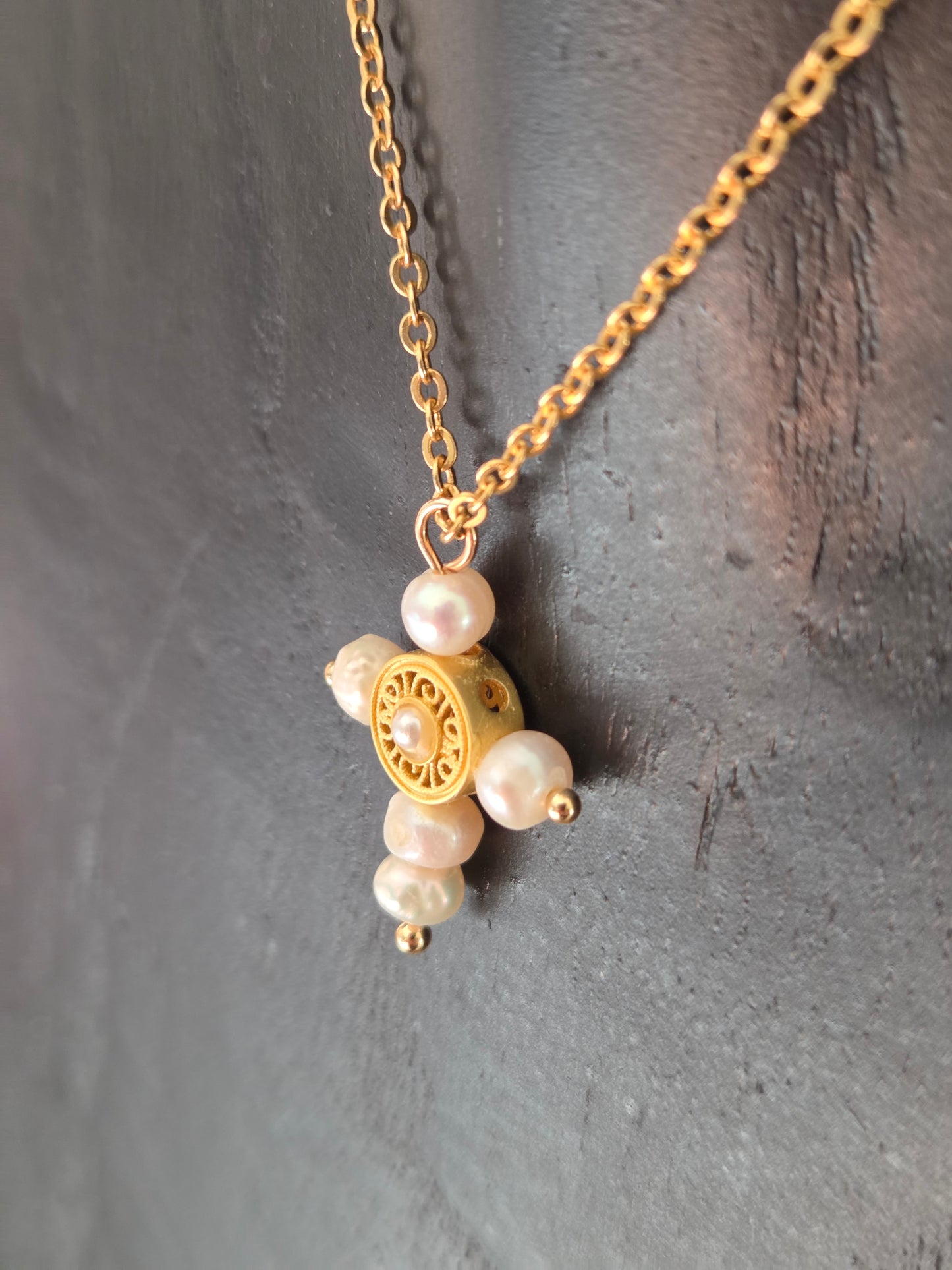 Croix blanche cœur rond