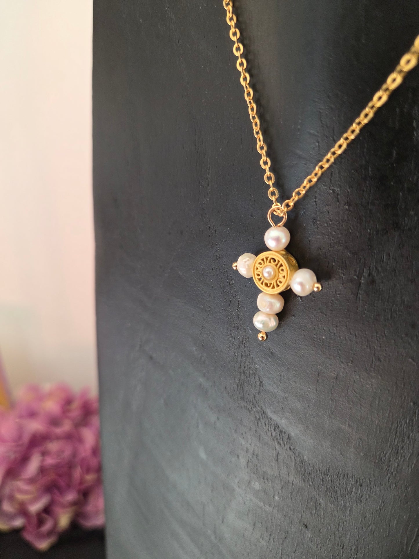 Croix blanche cœur rond