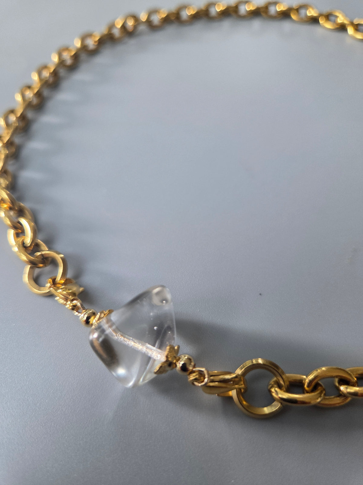 Collier grosse maille en acier inoxydable avec un charm connecteur en verre de Bohême avec 2 fermoirs mousquetons qui permet de changer de charm