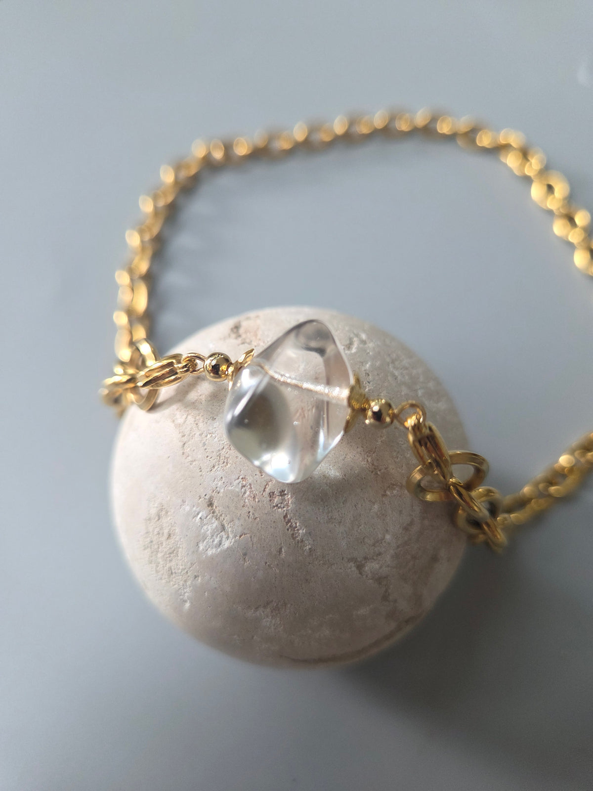 Collier grosse maille en acier inoxydable avec un charm connecteur en verre de Bohême .