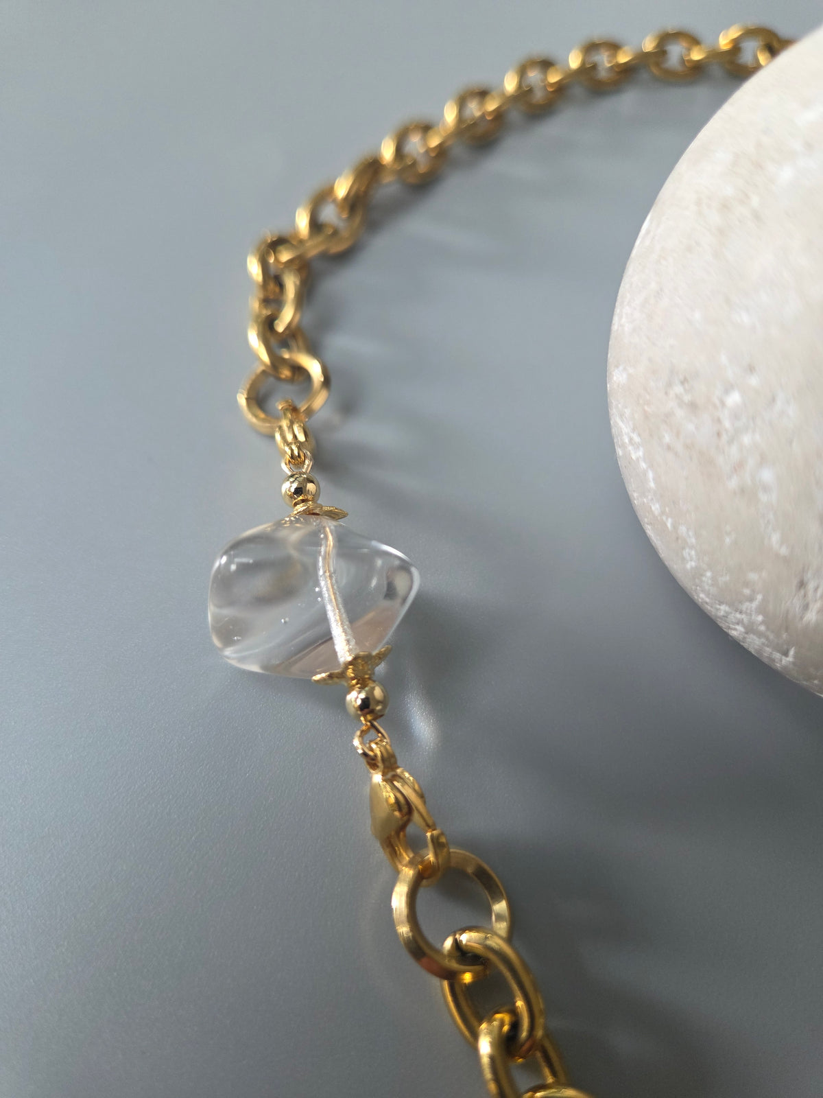 Collier Tokyo Cristal avec grosse maille en acier inoxydable avec un charm connecteur en verre de Bohême .